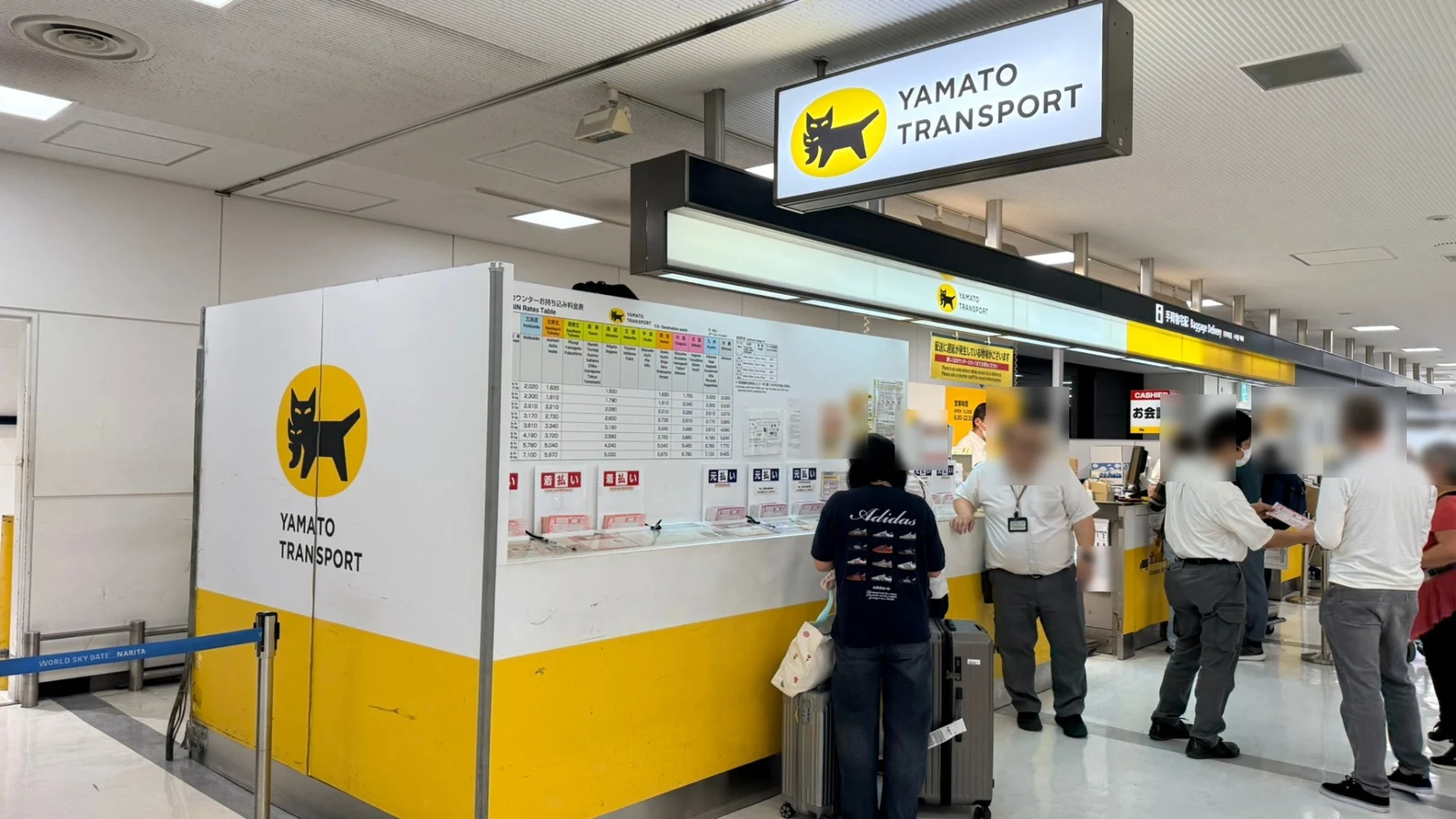Un comptoir de dépôt Yamato Transport, spécialisé dans le takkyūbin