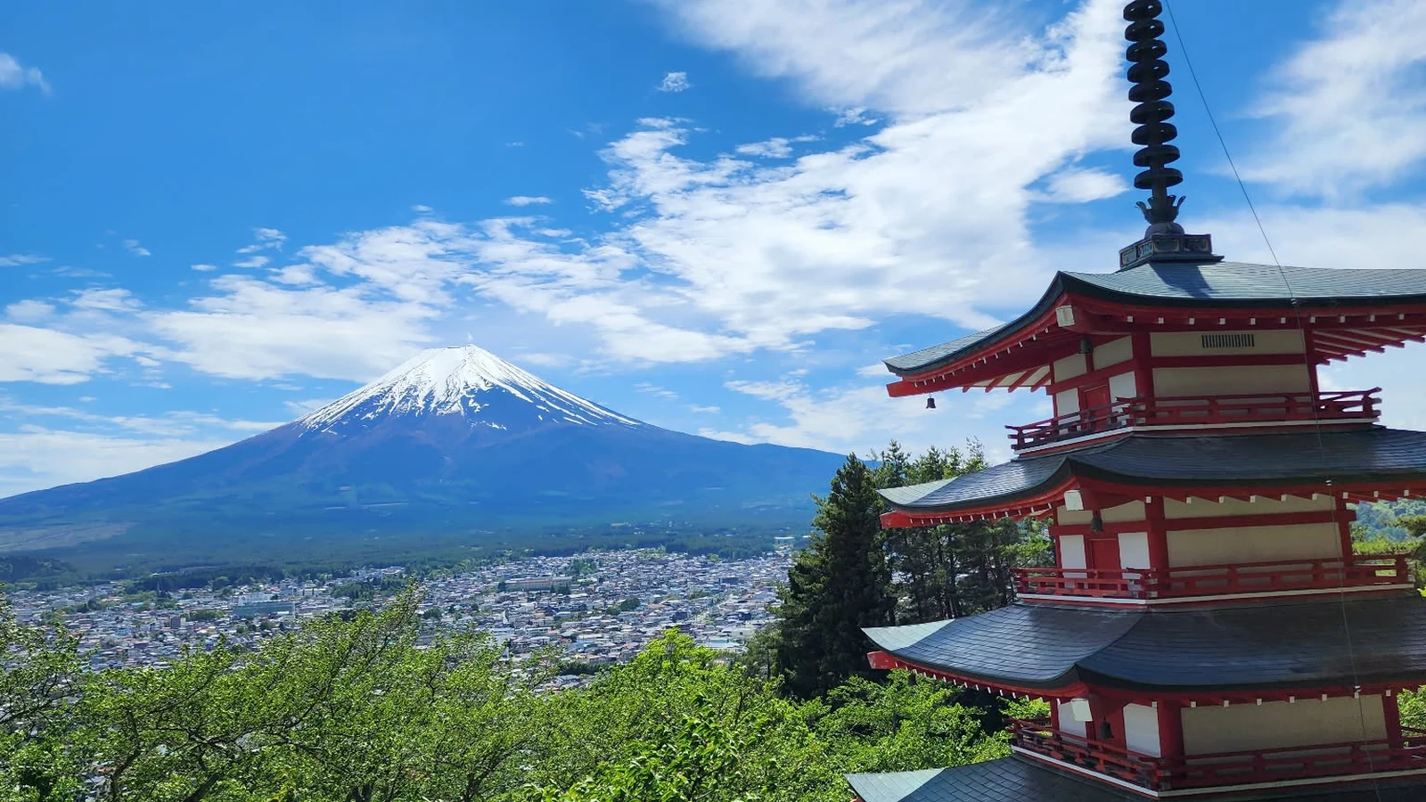 La pagode Chūreitō avec le mont Fuji parfaitement dégagé derrière