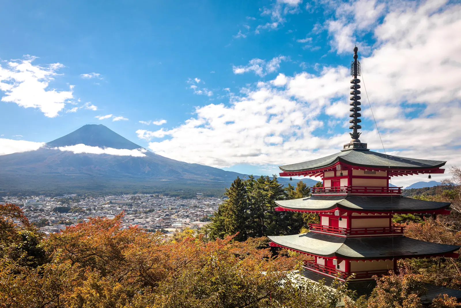 La pagode Chūreitō au premier plan et le mont Fuji enneigé derrière elle