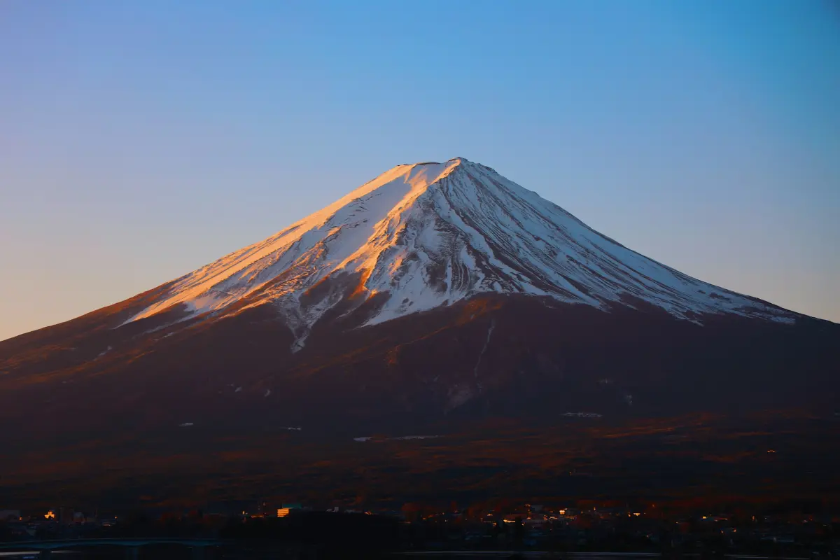 Le mont Fuji enneigé au-dessus des nuages
